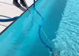 Passage du balai aspirateur dans une piscine en vidéo - Rêve de Piscine & Spa à Nantes Carquefou La Baule Loire Atlantique (44)