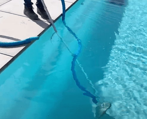 Passage du balai aspirateur dans une piscine en vidéo - Rêve de Piscine & Spa à Nantes Carquefou La Baule Loire Atlantique (44)
